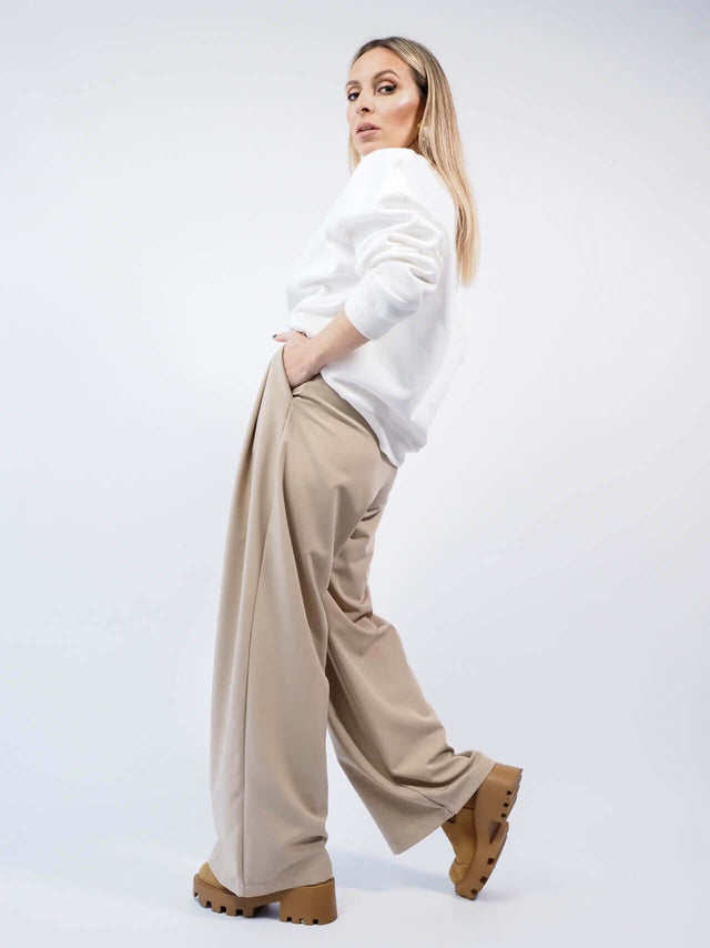 Calças pantalonas com vista de pormenor atrás.