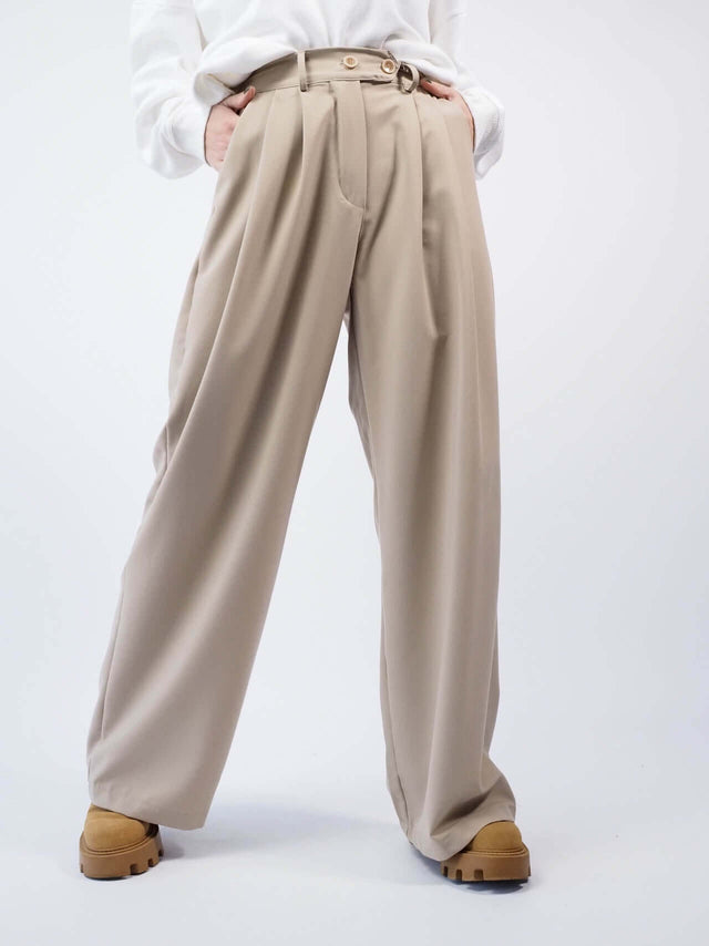 Calças pantalonas em tecido.