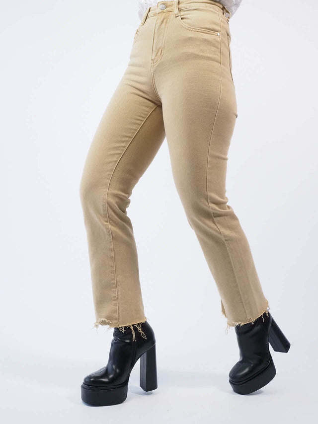 Calças de ganga com fecho de botão e fecho de correr metálico.