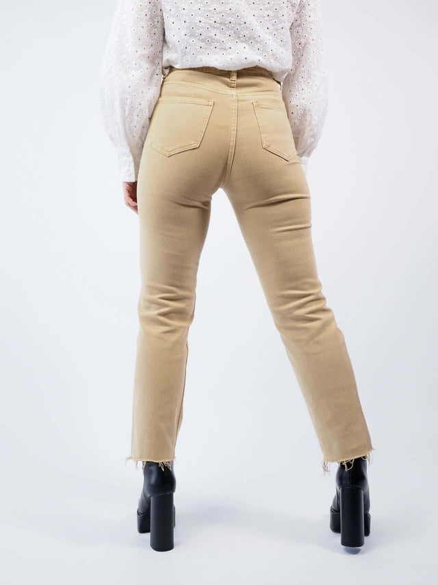 Calças de ganga com bolsos, com pormenor visto de trás.