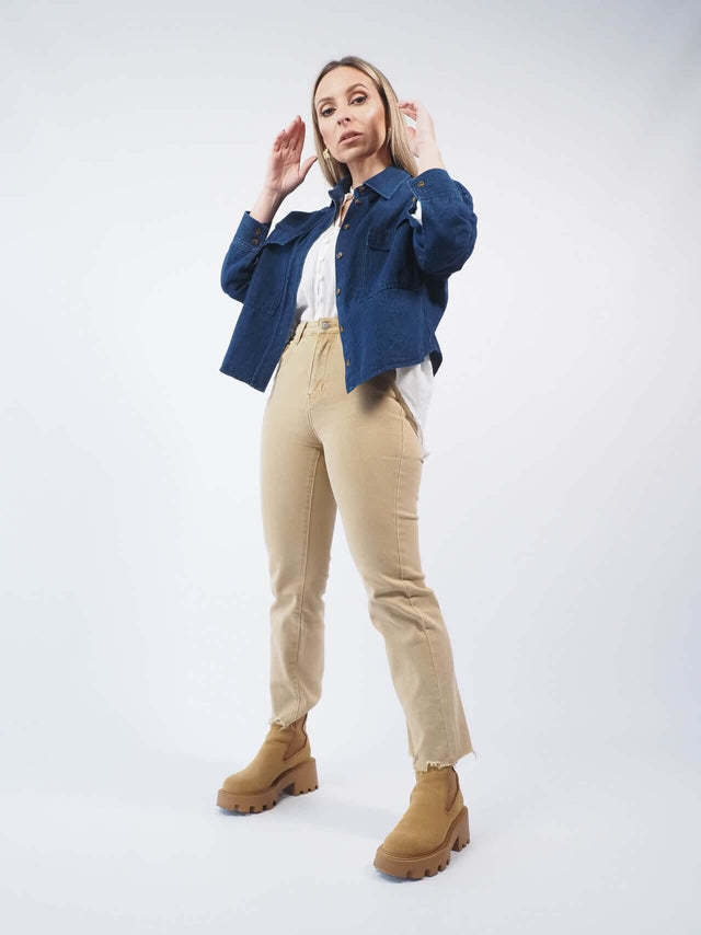 Calças de ganga combinada em look total.