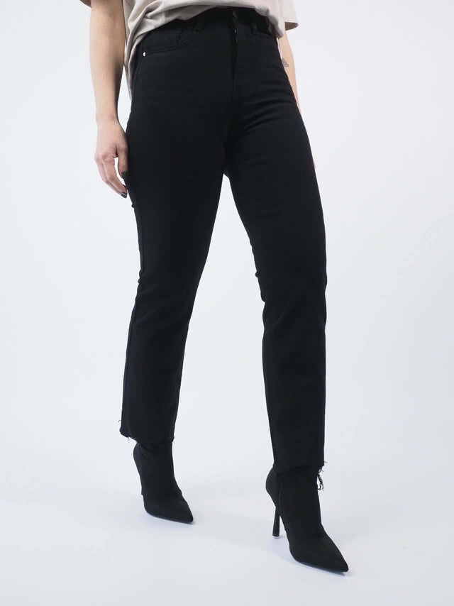 Calças de ganga com fecho de botão e fecho de correr metálico.