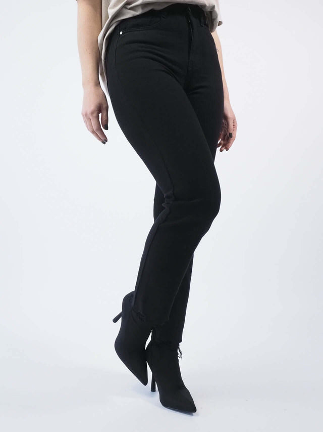 Descobre o par perfeito de calças de ganga, com uma cintura alta. O ideal de conforto para o dia a dia .