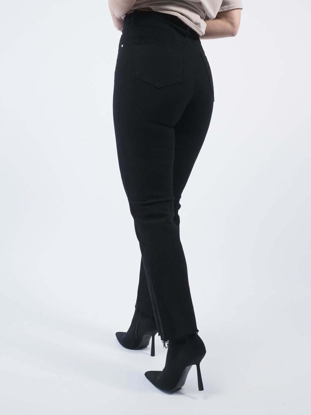 Calça com pormenor de bolsos atrás.