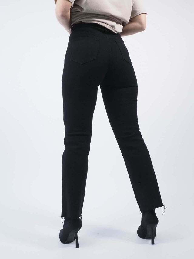 Calças de ganga com bolsos, com pormenor visto de trás.