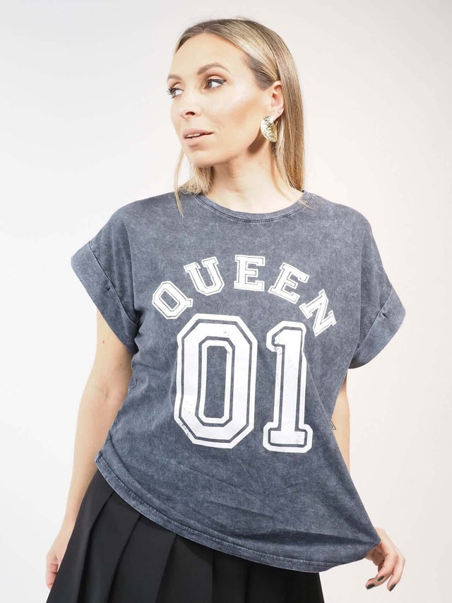 T-shirt cinzenta com letras e números em branco.