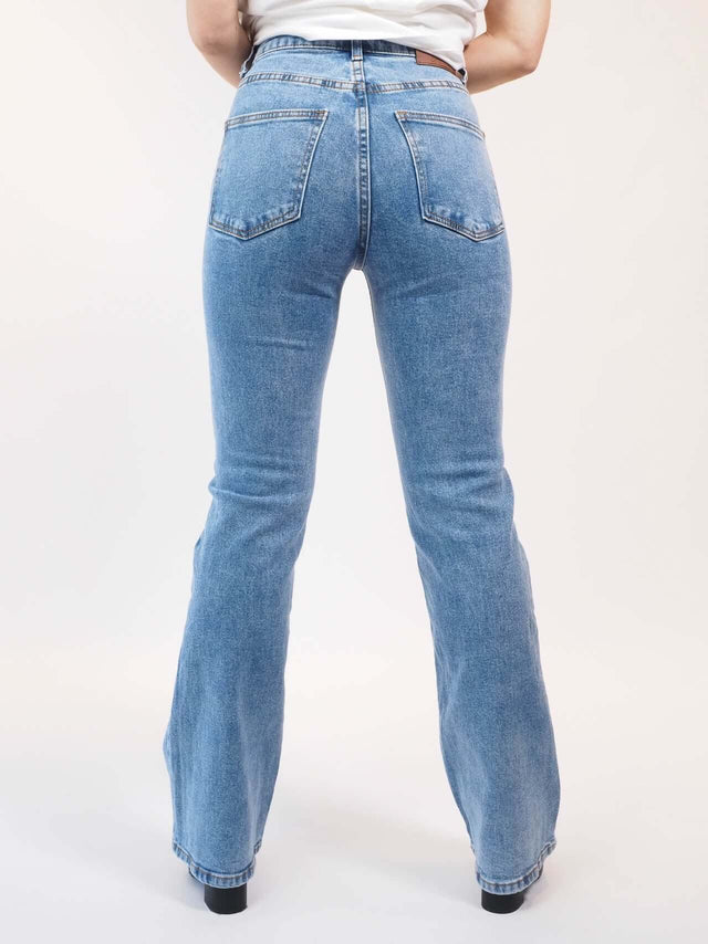 Calças de ganga de cinta alta, vista de trás.