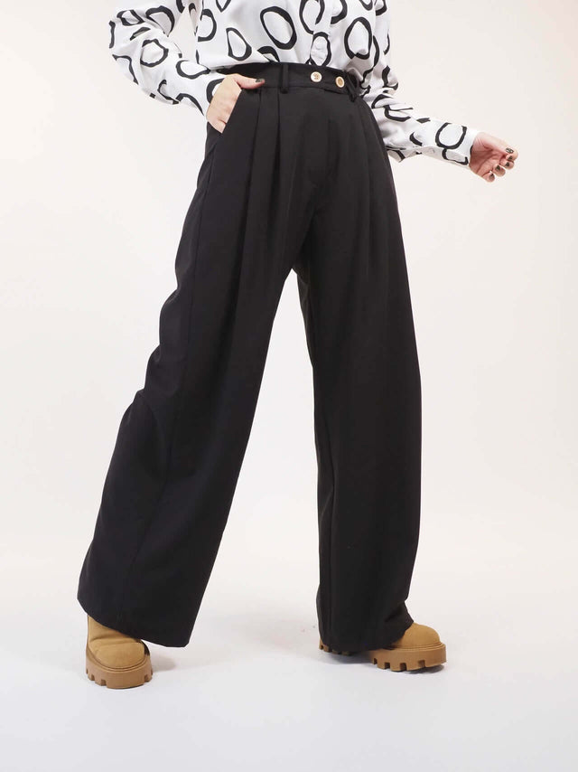 Calças pantalonas em tecido.