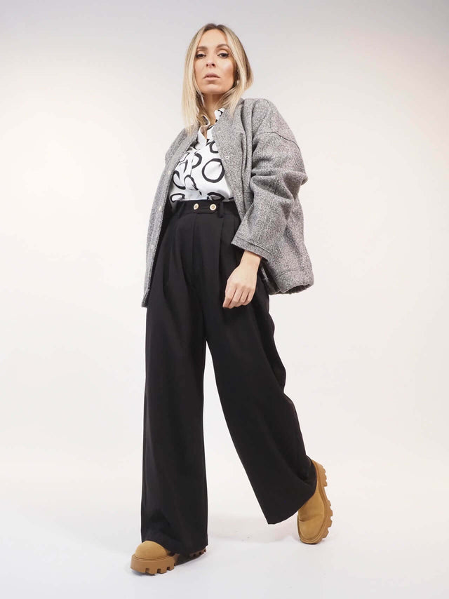 Calças em tecido fluído com fecho de correr metálico e botões.