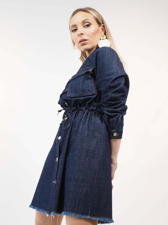 Vestido de ganga, aperta com botões à frente e fio para ajustar na cintura.