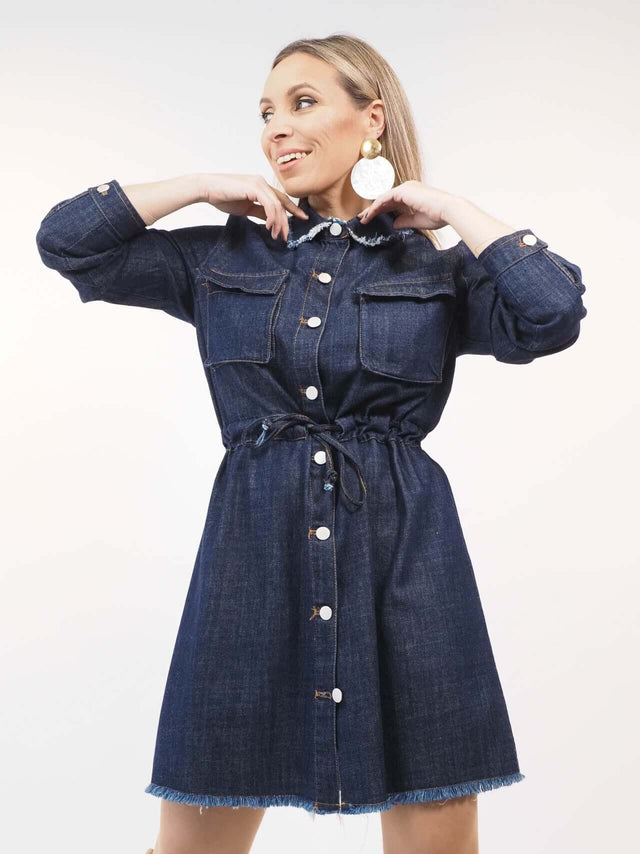 Vestido de ganga com colarinho de bico, cintura ajustável para um ajuste perfeito.