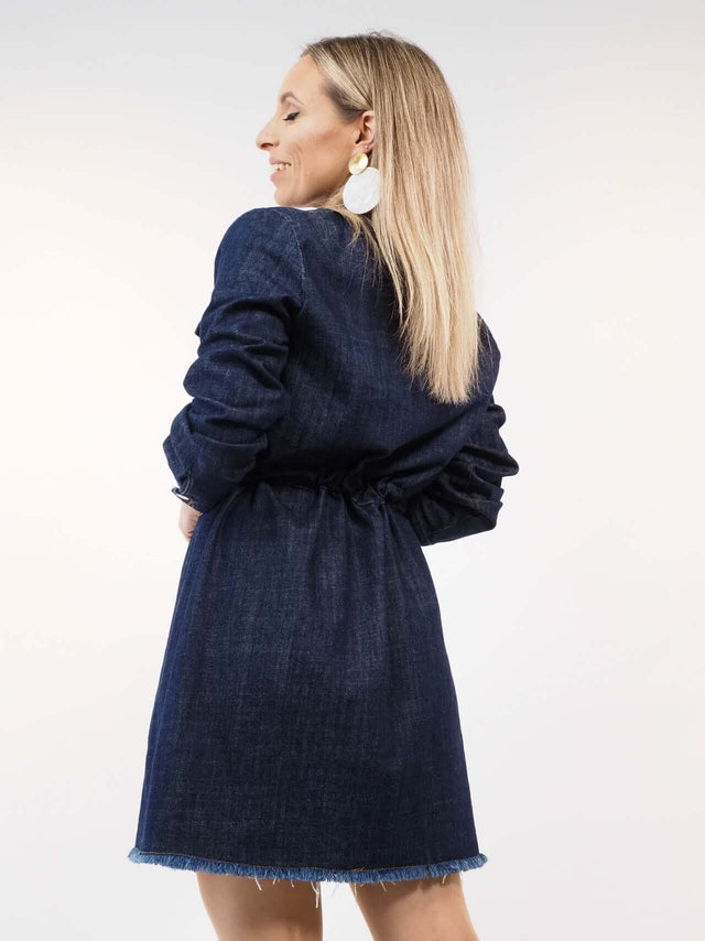 Vestido de ganga com pormenor visto de trás.