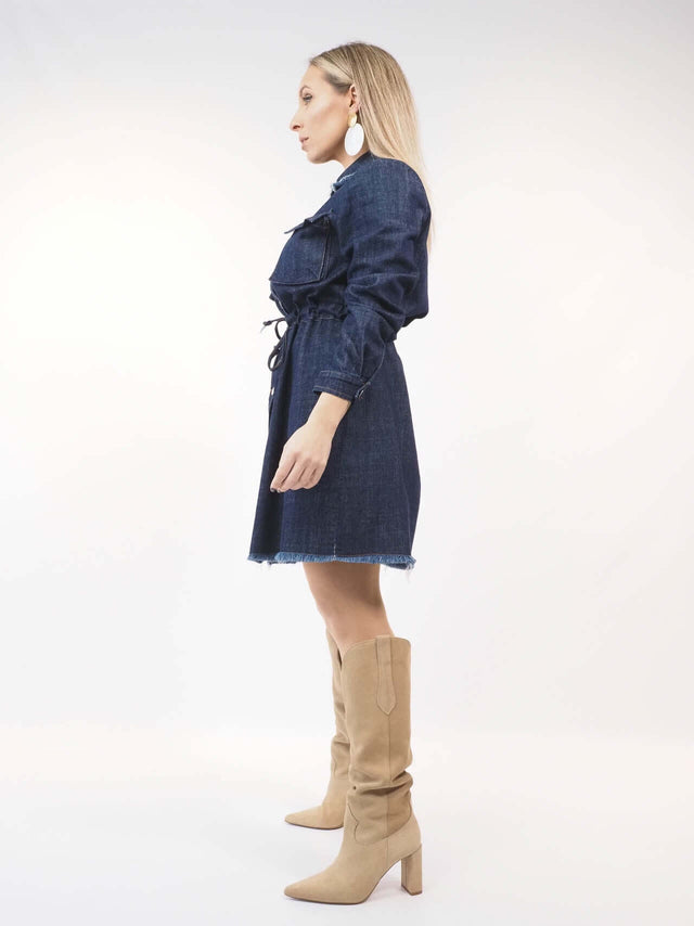 Vestido de ganga escura com desfiado na gola e no fundo.