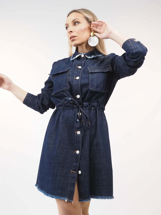 Este adorável vestido de ganga, é leve e versátil.