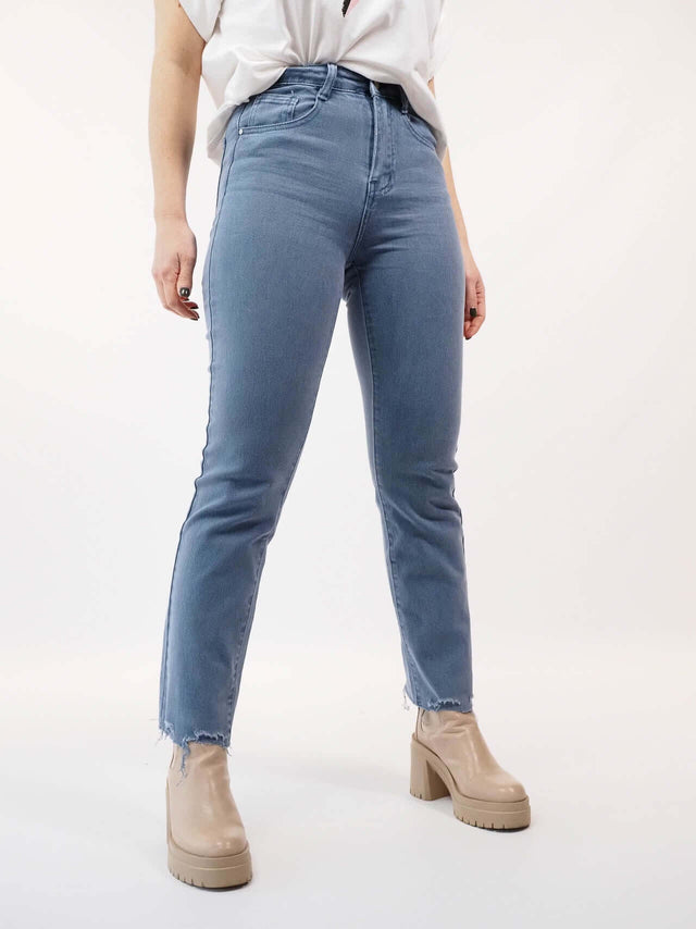 Calças de ganga com fecho de botão e fecho de correr metálico.