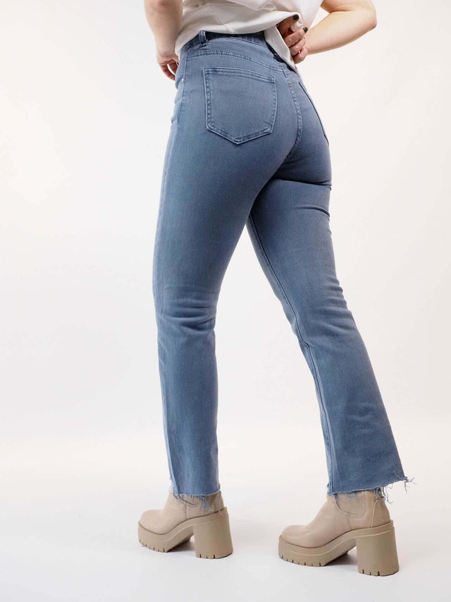 Calças de ganga com bolsos, com pormenor visto de trás.