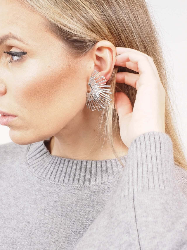 Brincos raiados, com fecho de pressão.