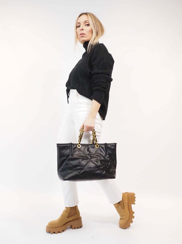 Os bolsos interiores ajudam a manter as tuas coisas organizadas, e o fecho éclair mantém tudo seguro.