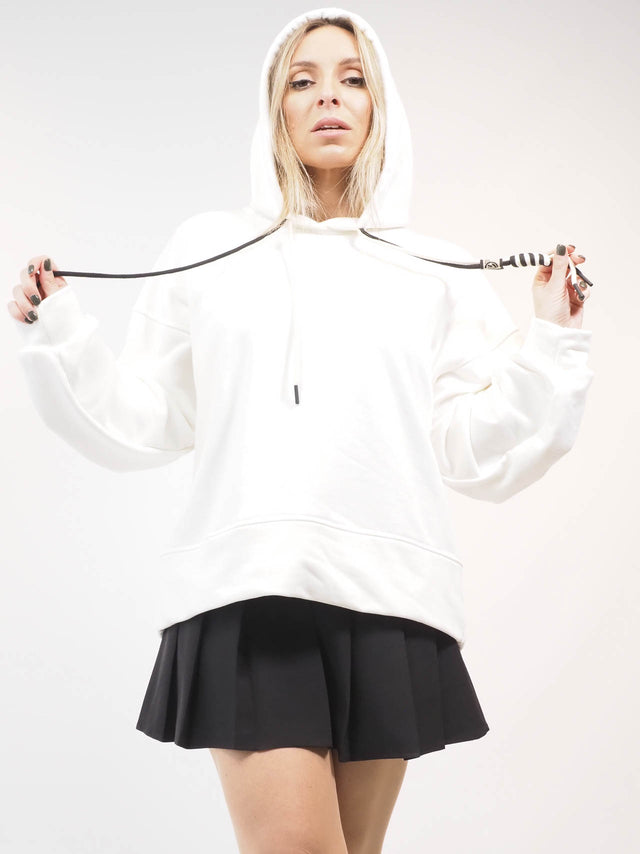 Esta sweatshirt com capuz é uma mistura perfeita de conforto e estilo.