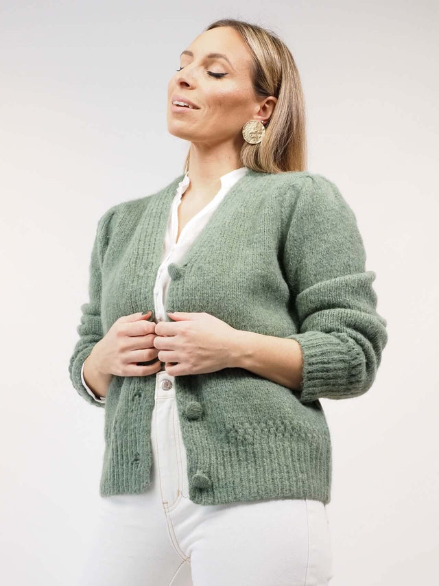 Mantém-te aconchegada com o nosso casaco de malha.