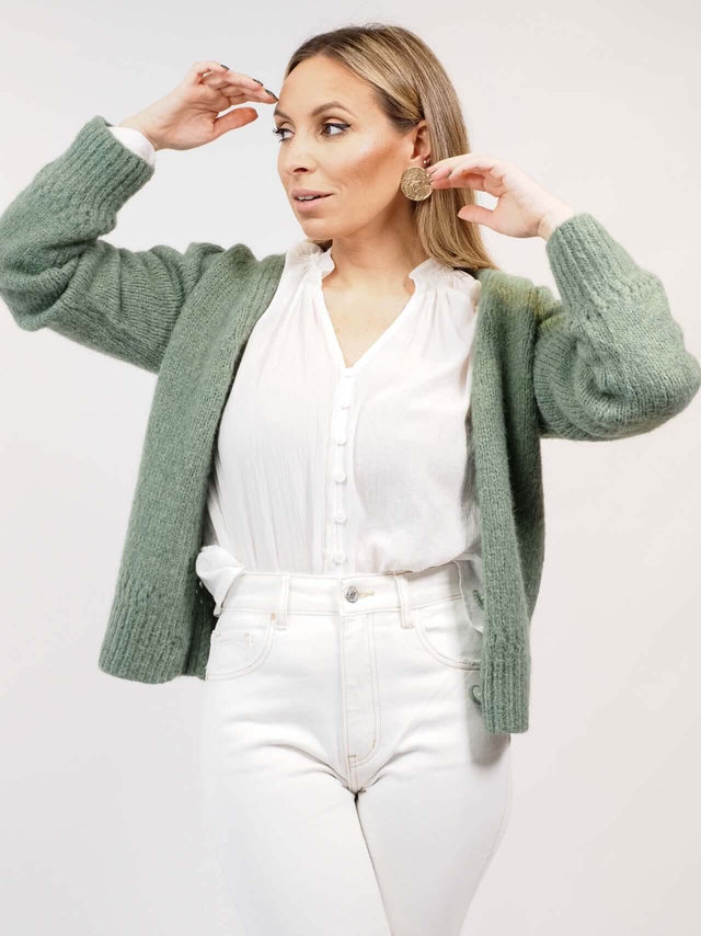 Casaco de malha com manga comprida.