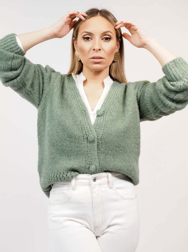 Se gostas tanto de estilo como de conforto, não percas este casaco versátil.