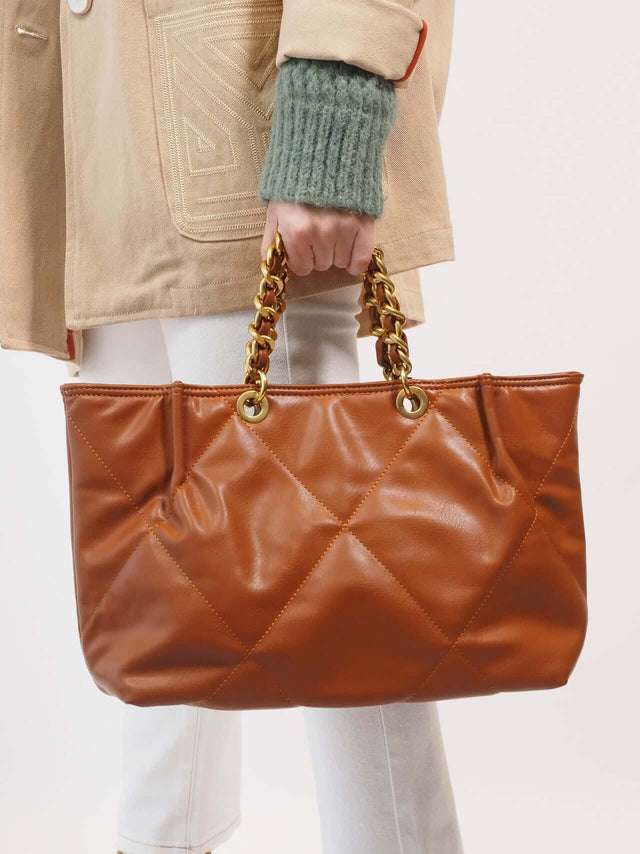 Os bolsos interiores ajudam a manter as tuas coisas organizadas, e o fecho éclair mantém tudo seguro.