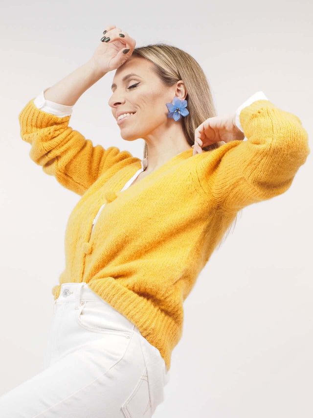 Casaco de malha em amarelo.