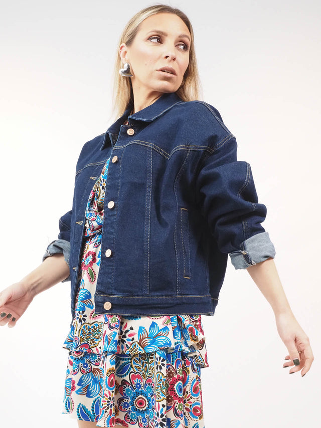 O nosso casaco de ganga apresenta uma lavagem escura, colarinho em bico e fecho com botões.