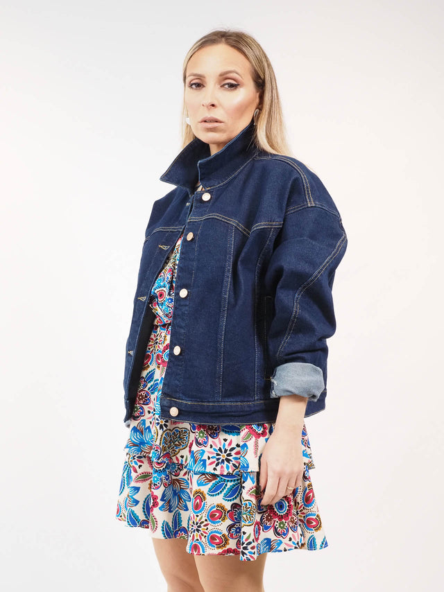 Casaco de mangas compridas terminam com um punho de botão.