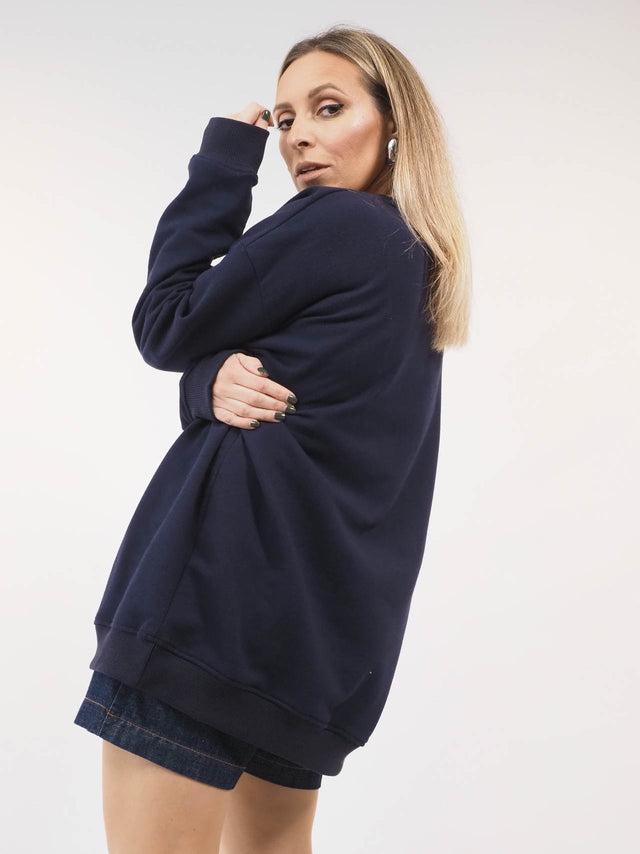 Camisola sweatshirt com pormenor visto de lado.