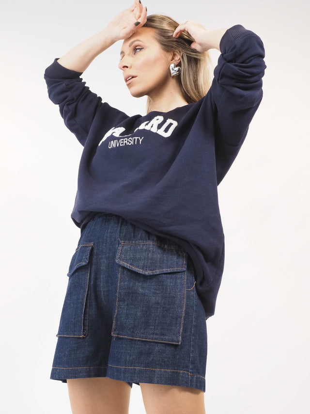 Sweatshirt em azul marinho com letras brancas.