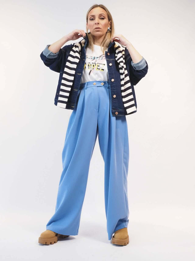 Calças em look total.