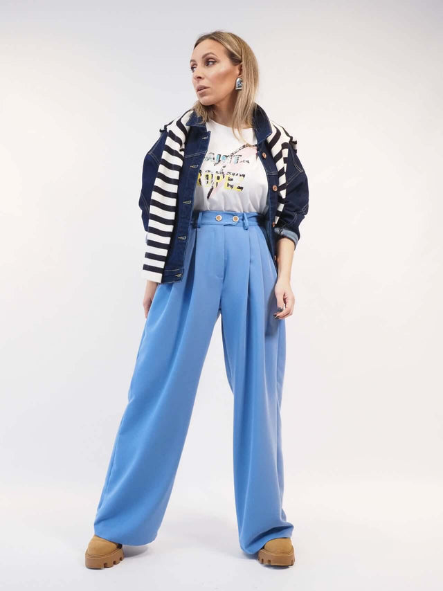 Calças fluídas combinadas em look total.