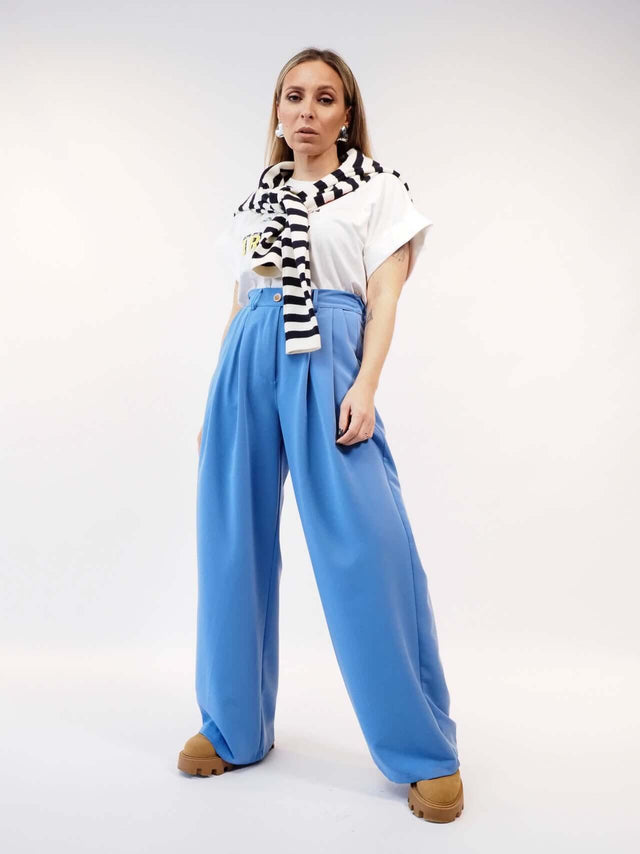 Calças pantalona, de tecido macio e fluído.