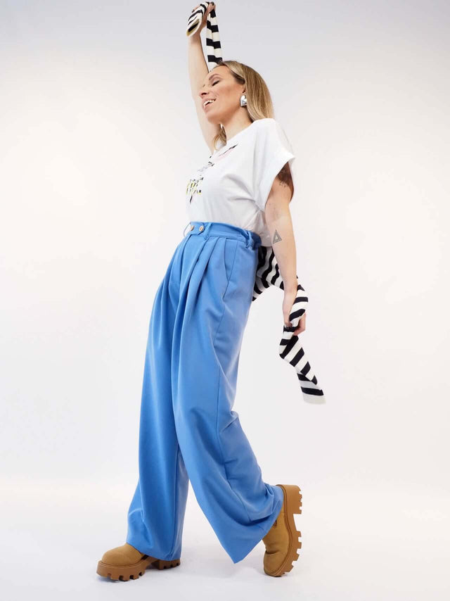 Calças pantalonas com pormenor na cinta atrás com elástico.