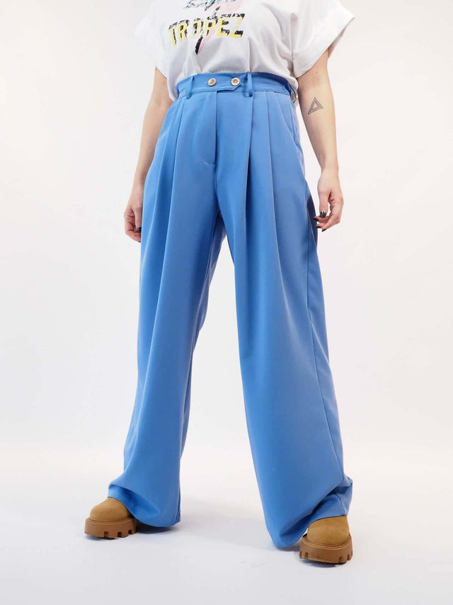 Calças pantalonas com bolsos laterais, acrescentam uma utilidade extra à silhueta relaxada.