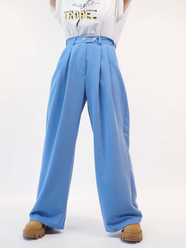 Calças em tecido fluído com fecho de correr metálico e botões.