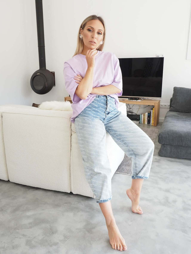 T-shirt de manga curta combinada com calças de ganga estampadas.