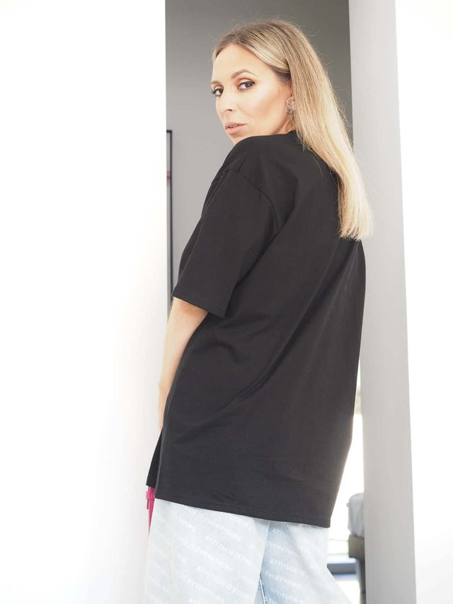 T-shirt preta com manga comprida vista de trás.