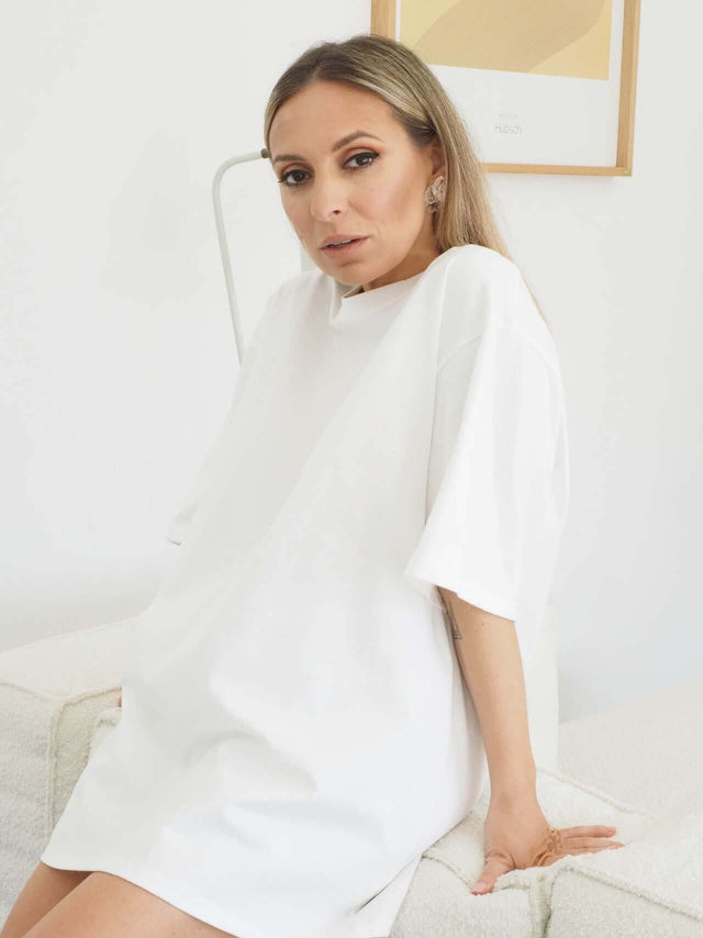 T-shirt com corte solto, com um decote redondo e mangas curtas garantem um ajuste perfeito em todos os corpos.