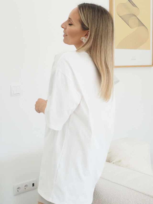 T-shirt branca com manga comprida vista de trás.