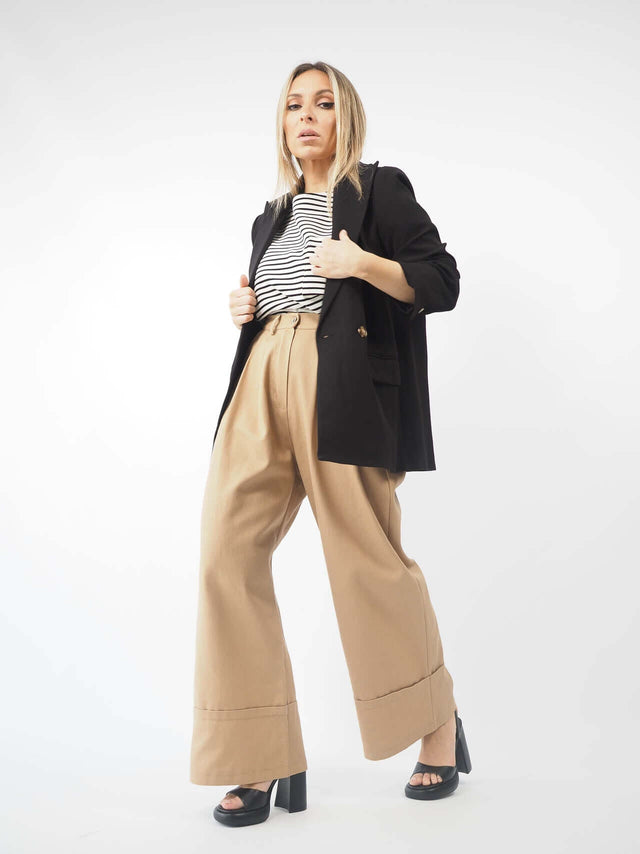 Blazer liso em preto, combinado em look total.