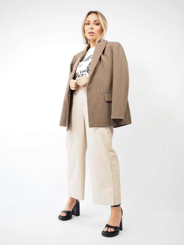 Um blazer perfeito, com um corte tradicional e um aspeto intemporal.