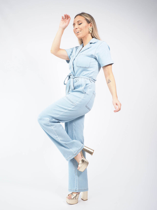 Macacão de ganga com manga curta.