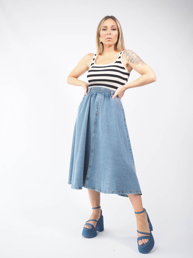 Esta saia é ideal para mulheres que desejam um look moderno.