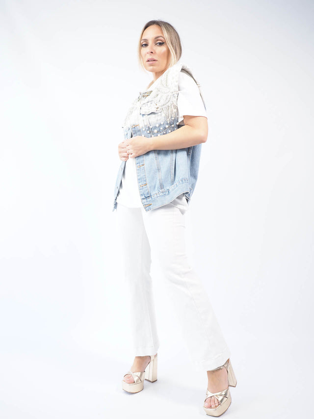 O fecho de botões torna-o fácil de vestir e despir.