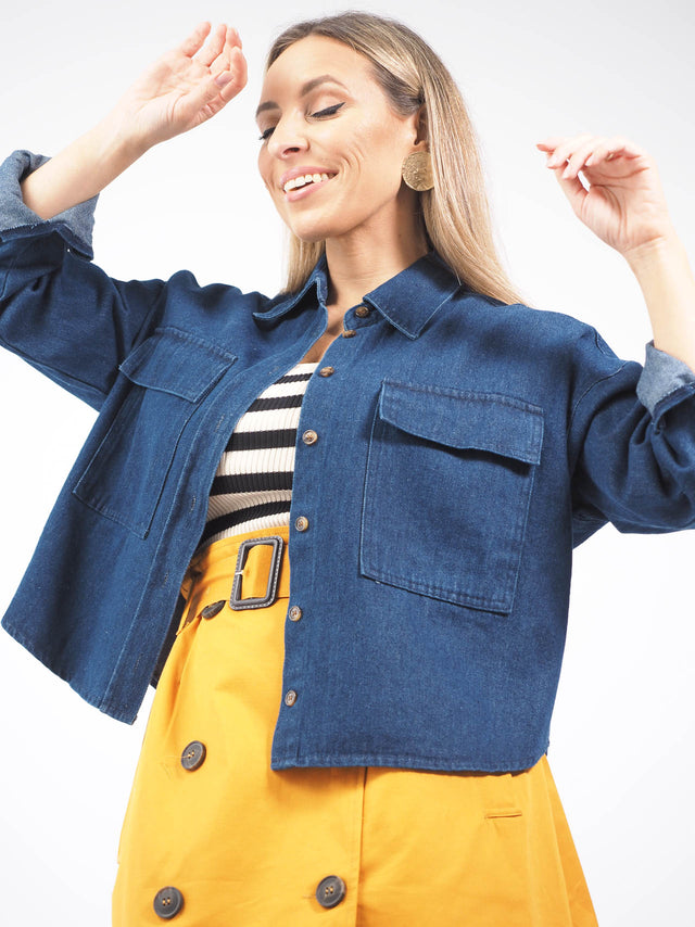 Sobrecamisa com mangas compridas terminadas em punho com botão.