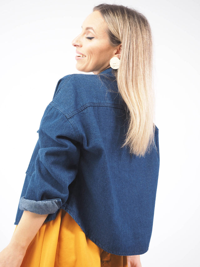 Sobrecamisa de ganga vista de trás.