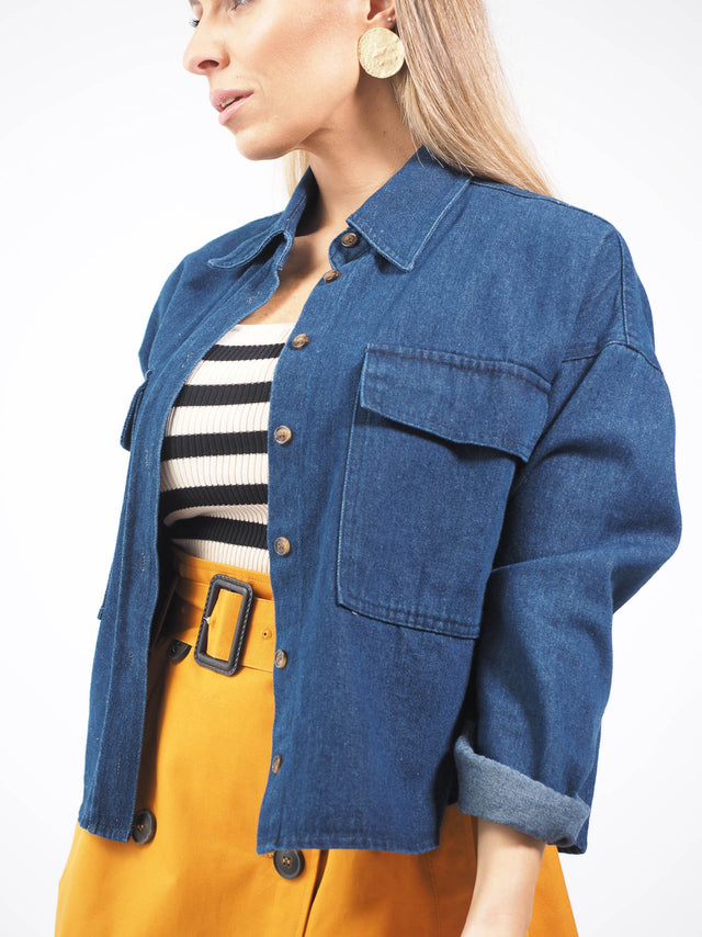 Sobrecamisa com bolsos frontais e colarinho em bico.